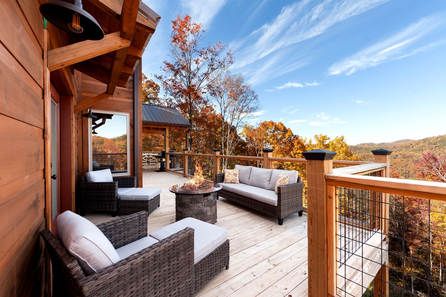 Sevierville Splendor: Luxurious Cabin Getaway Offering Breathtaking Views and Unparalleled Amenities