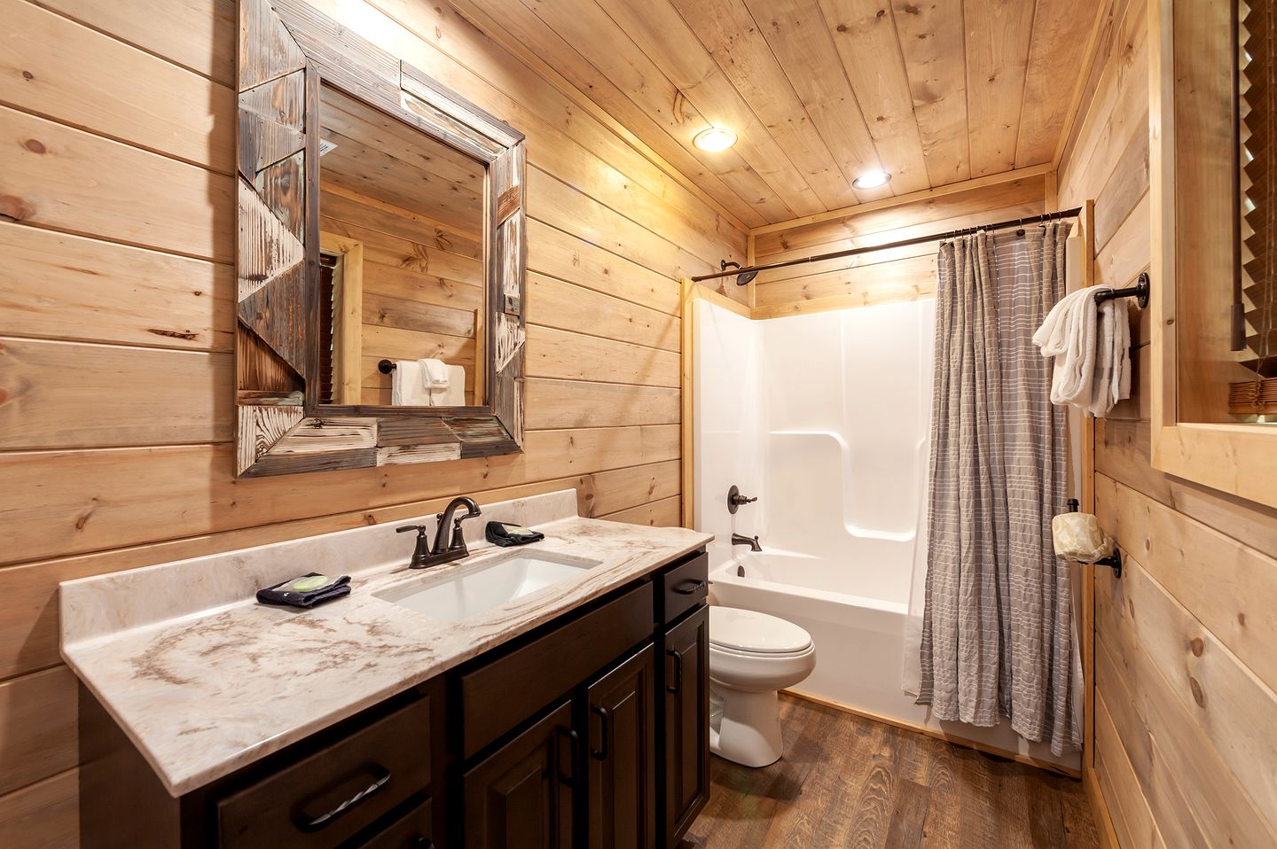 Sevierville Splendor: Luxurious Cabin Getaway Offering Breathtaking Views and Unparalleled Amenities