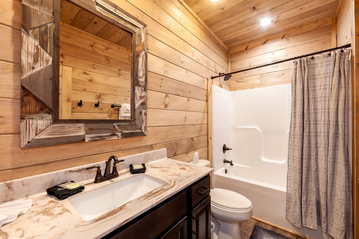 Sevierville Splendor: Luxurious Cabin Getaway Offering Breathtaking Views and Unparalleled Amenities