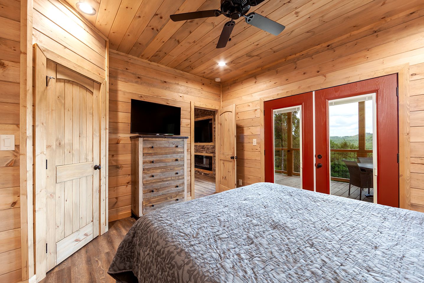 Sevierville Splendor: Luxurious Cabin Getaway Offering Breathtaking Views and Unparalleled Amenities
