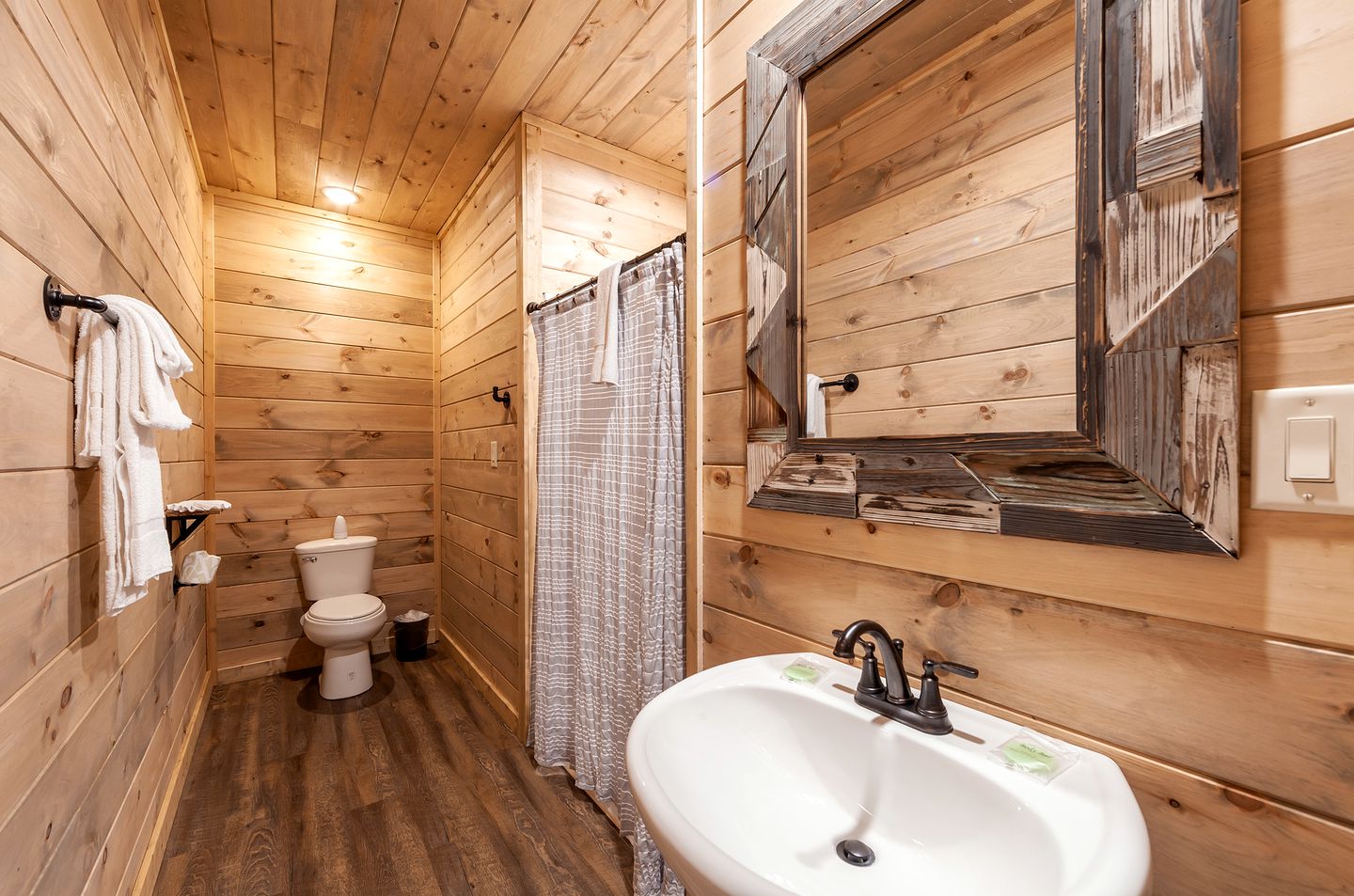 Sevierville Splendor: Luxurious Cabin Getaway Offering Breathtaking Views and Unparalleled Amenities