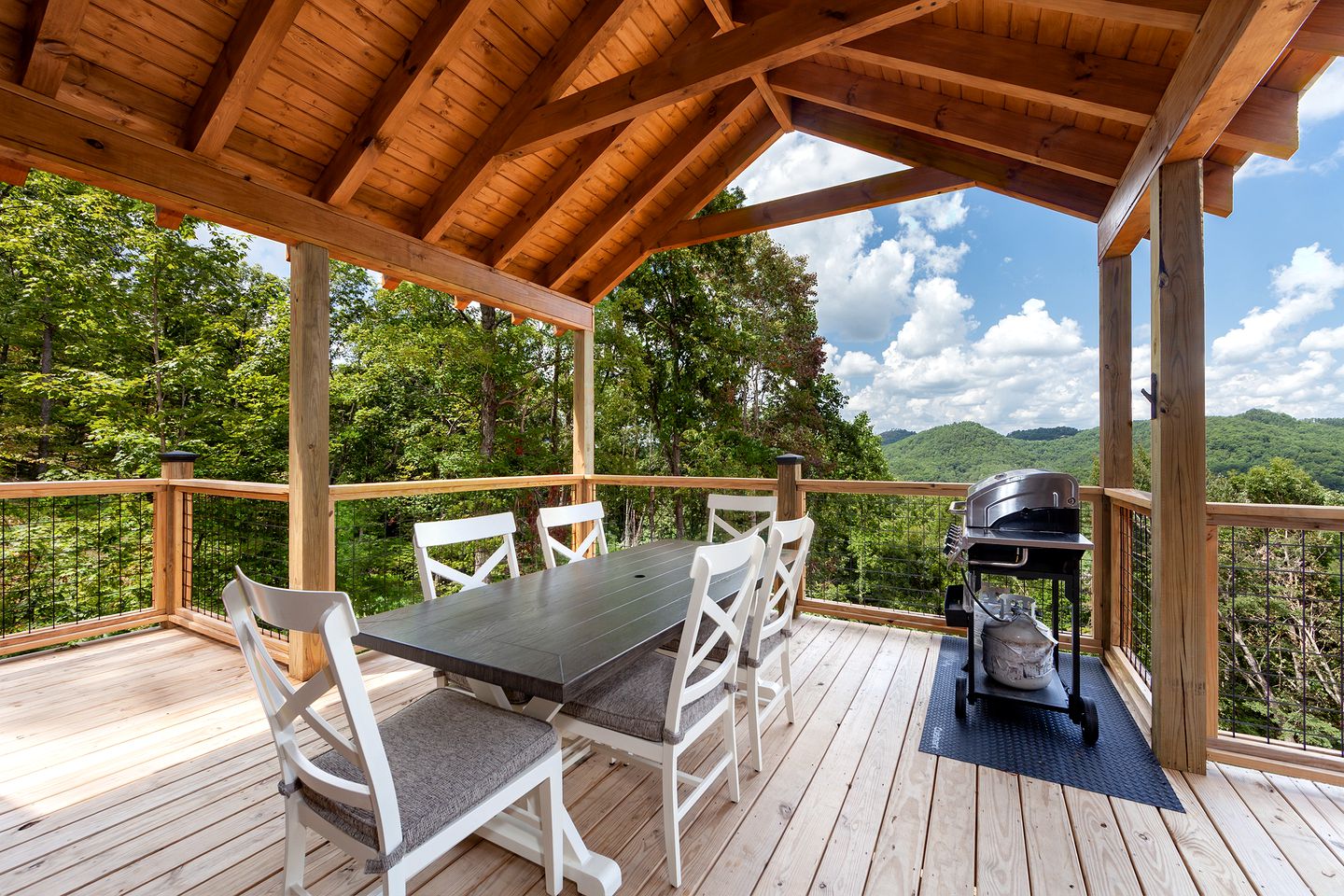 Sevierville Splendor: Luxurious Cabin Getaway Offering Breathtaking Views and Unparalleled Amenities