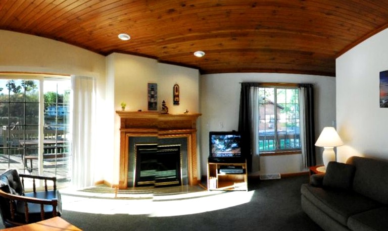 Cabins (Wisconsin Dells, Wisconsin, United States)