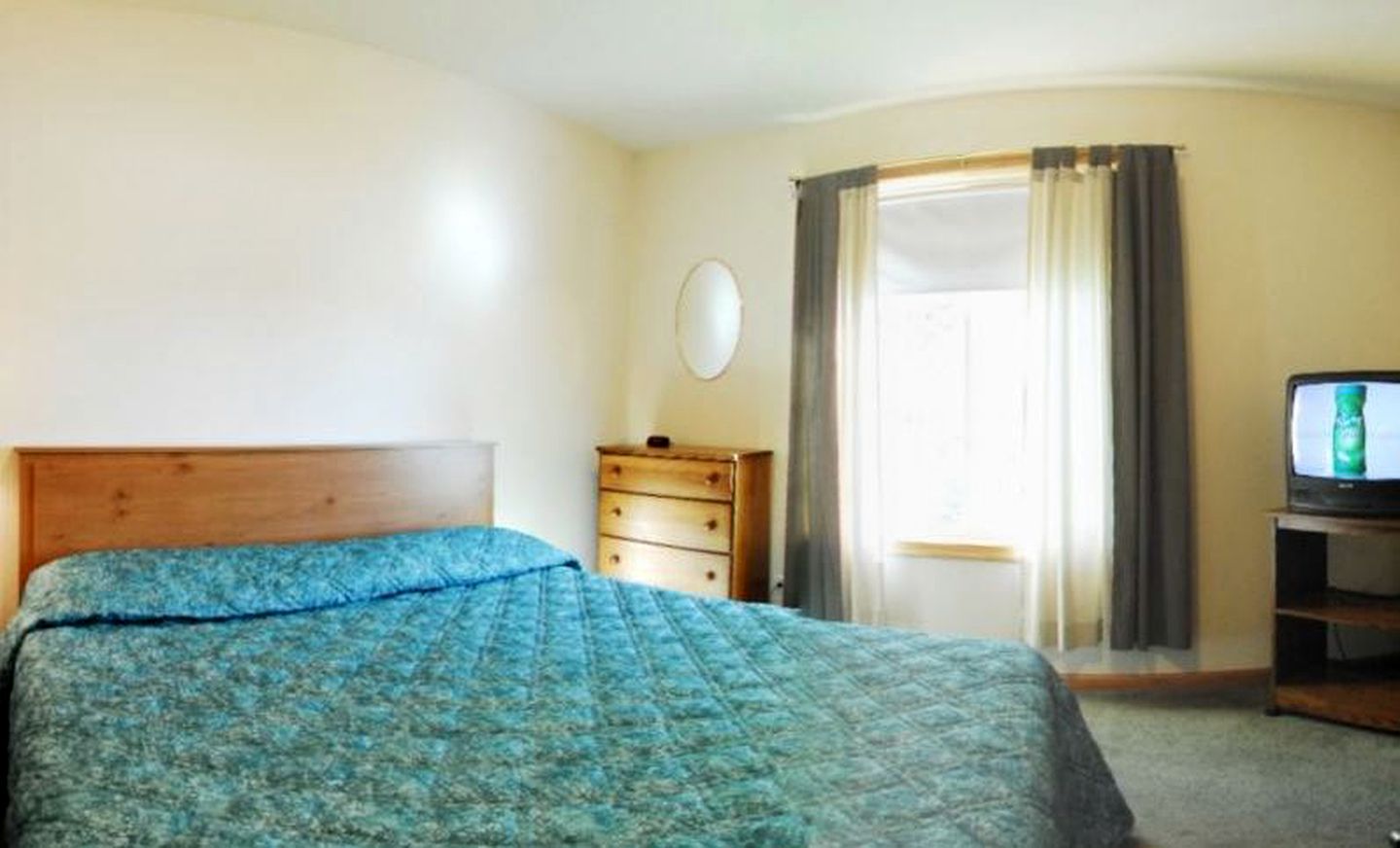 Spacious Cabin Rental with a Fireplace on Lake Delton, Wisconsin