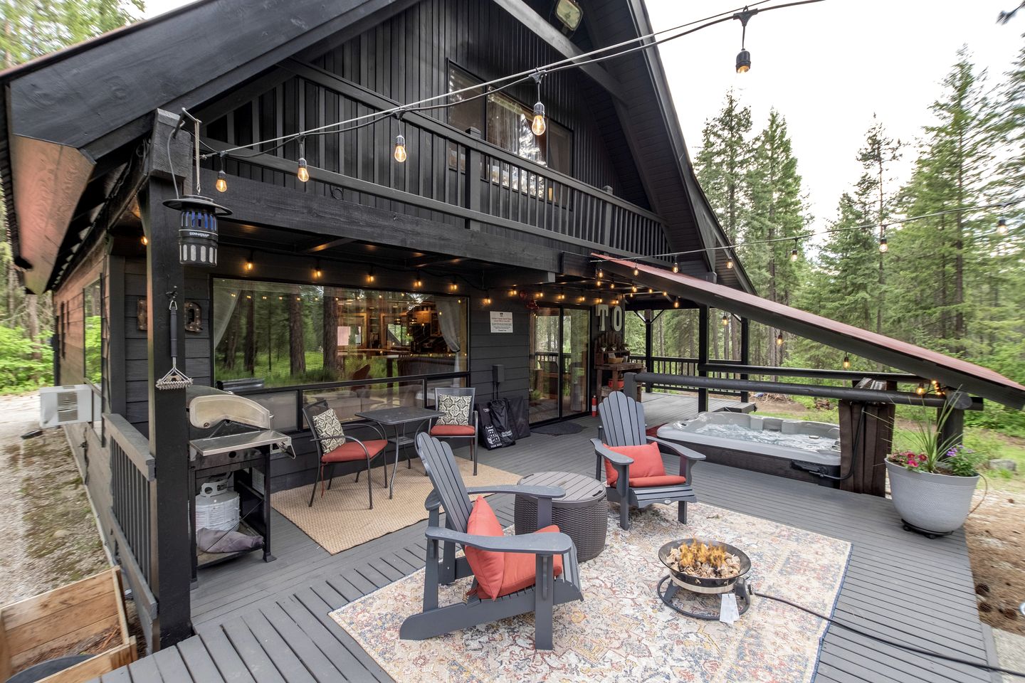 Spectacular Cabin with Amazing Living Outdoor and Indoor Areas in Washington