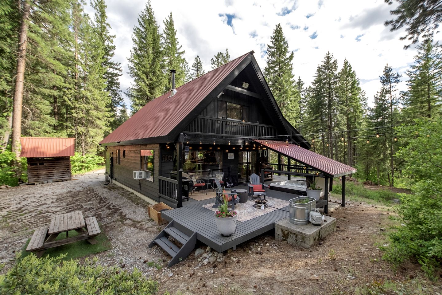 Spectacular Cabin with Amazing Living Outdoor and Indoor Areas in Washington