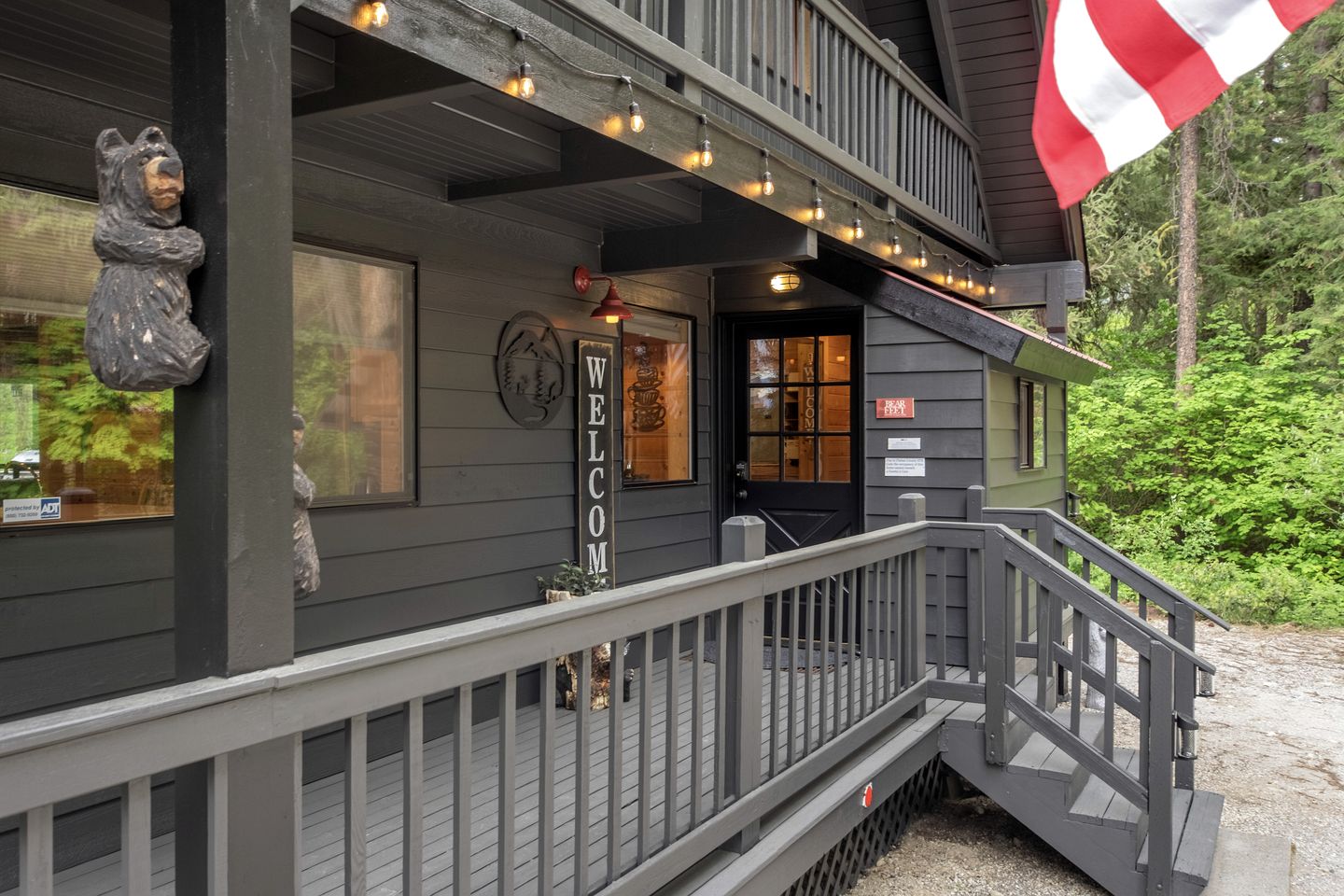 Spectacular Cabin with Amazing Living Outdoor and Indoor Areas in Washington