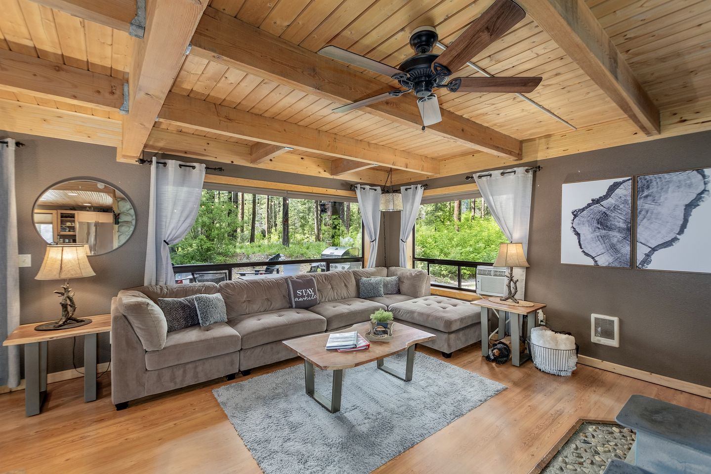 Spectacular Cabin with Amazing Living Outdoor and Indoor Areas in Washington