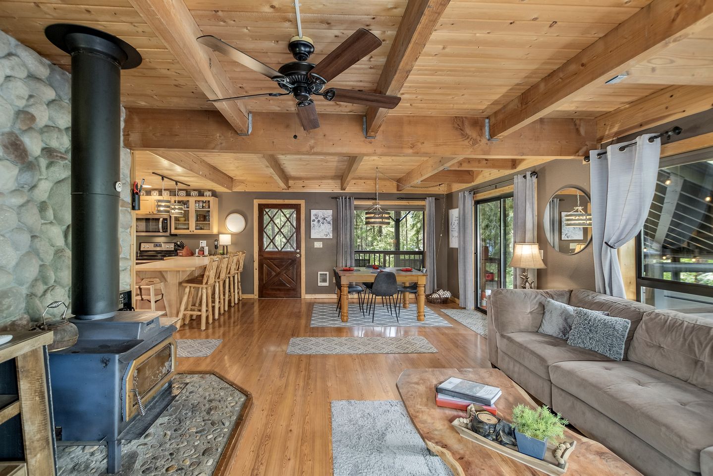 Spectacular Cabin with Amazing Living Outdoor and Indoor Areas in Washington