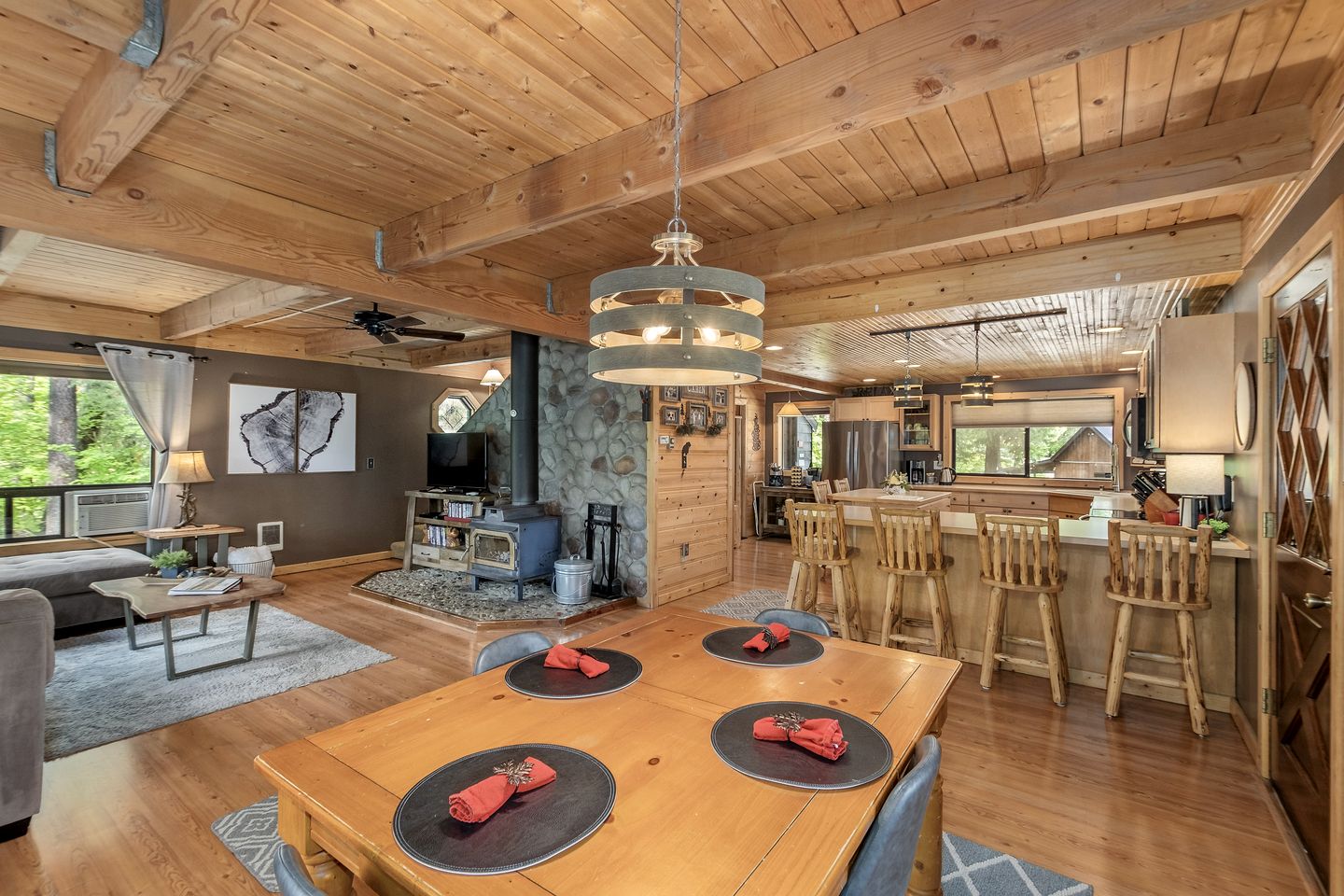 Spectacular Cabin with Amazing Living Outdoor and Indoor Areas in Washington