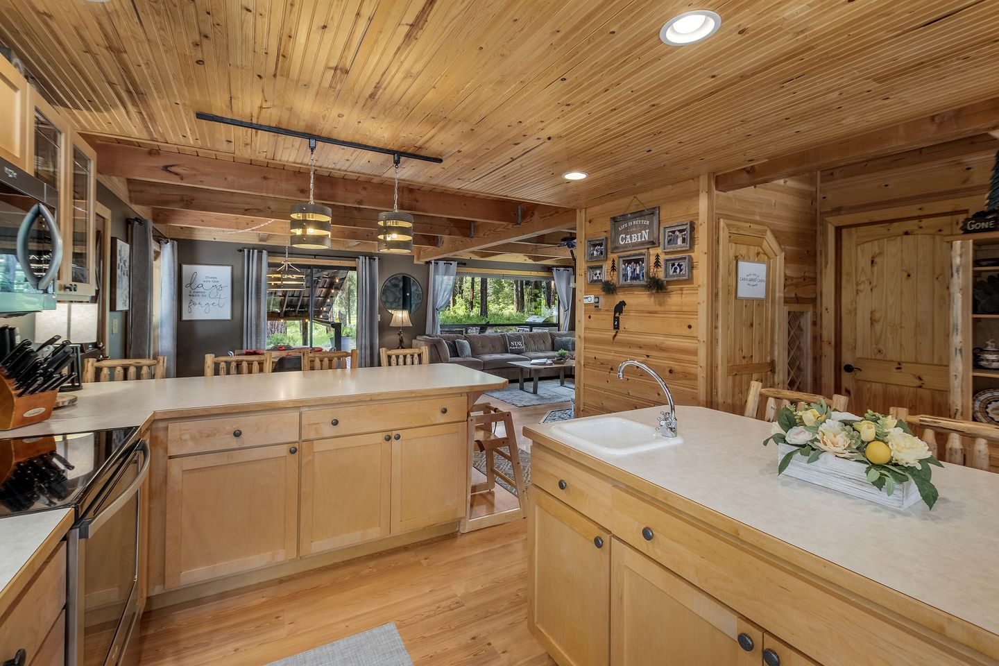 Spectacular Cabin with Amazing Living Outdoor and Indoor Areas in Washington