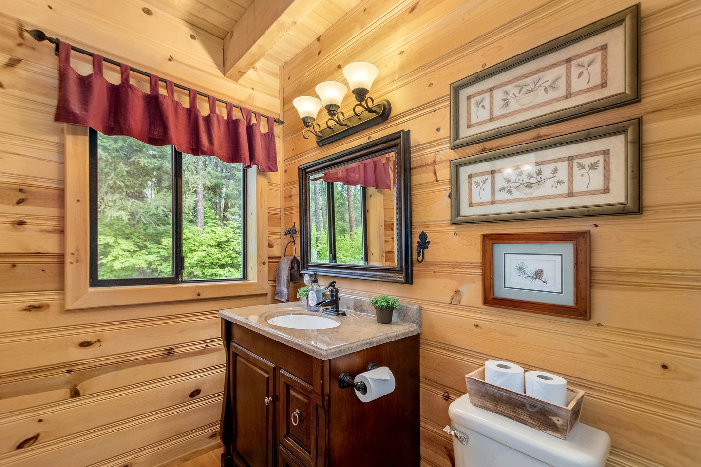 Spectacular Cabin with Amazing Living Outdoor and Indoor Areas in Washington
