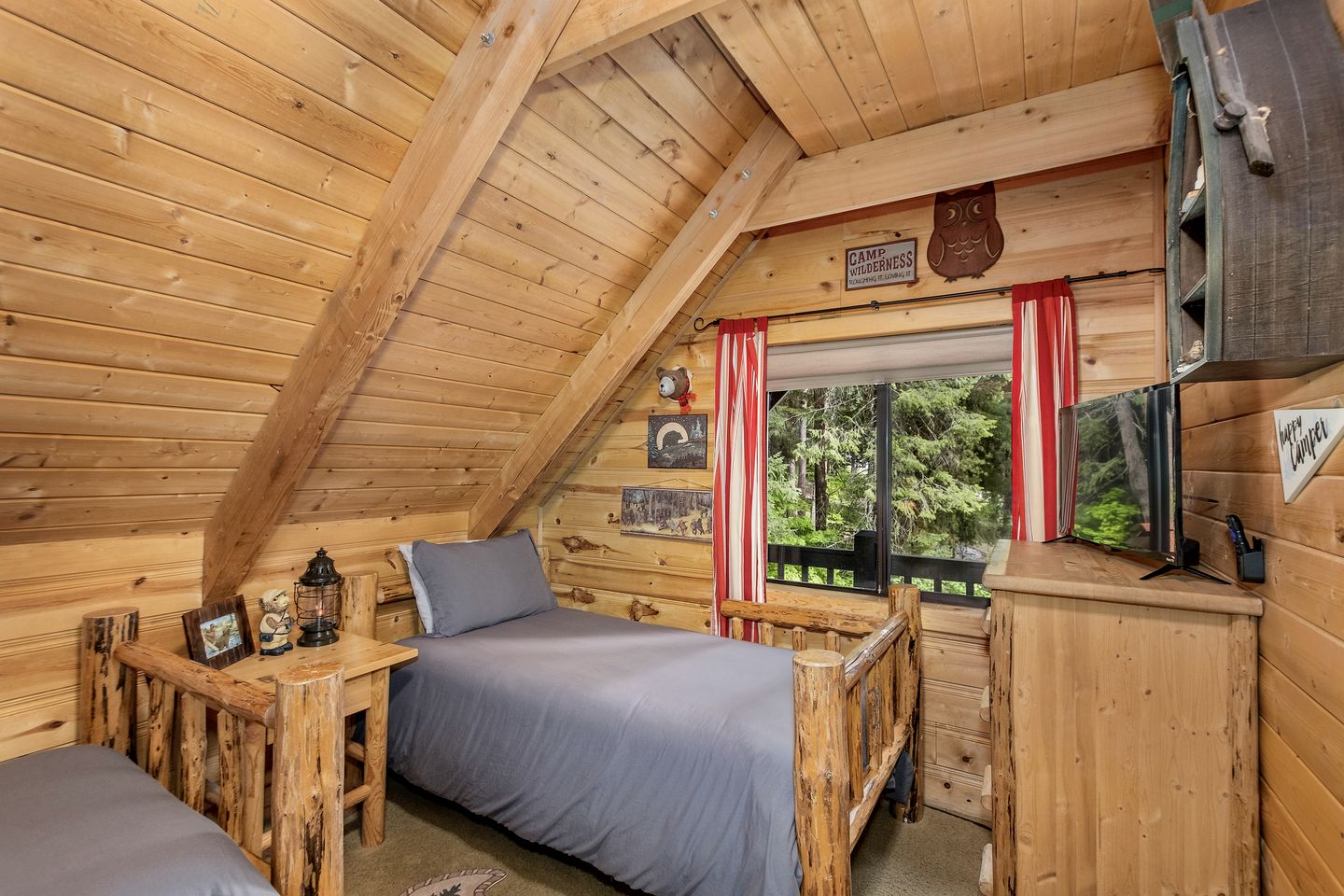 Spectacular Cabin with Amazing Living Outdoor and Indoor Areas in Washington