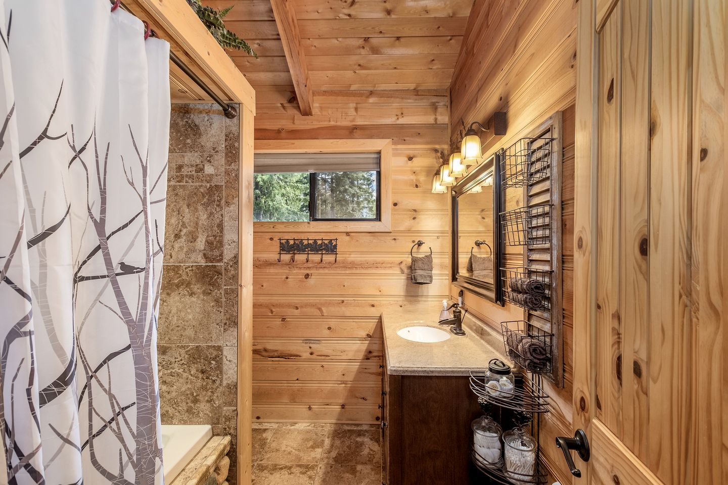 Spectacular Cabin with Amazing Living Outdoor and Indoor Areas in Washington