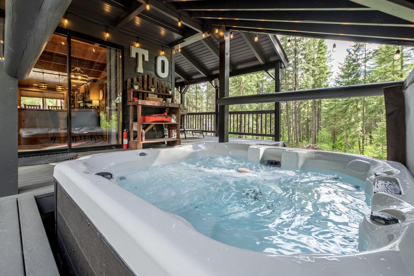Spectacular Cabin with Amazing Living Outdoor and Indoor Areas in Washington