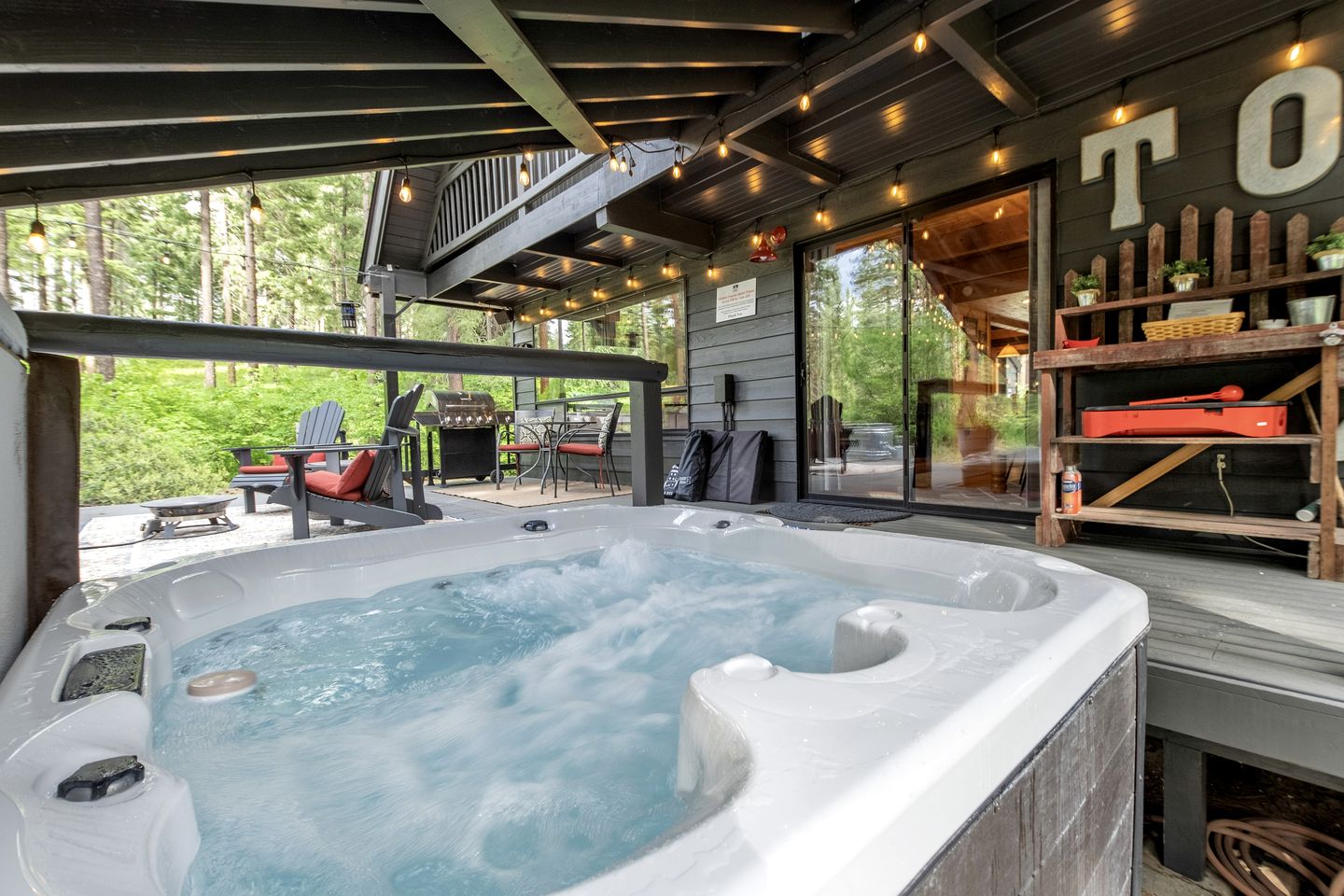 Spectacular Cabin with Amazing Living Outdoor and Indoor Areas in Washington