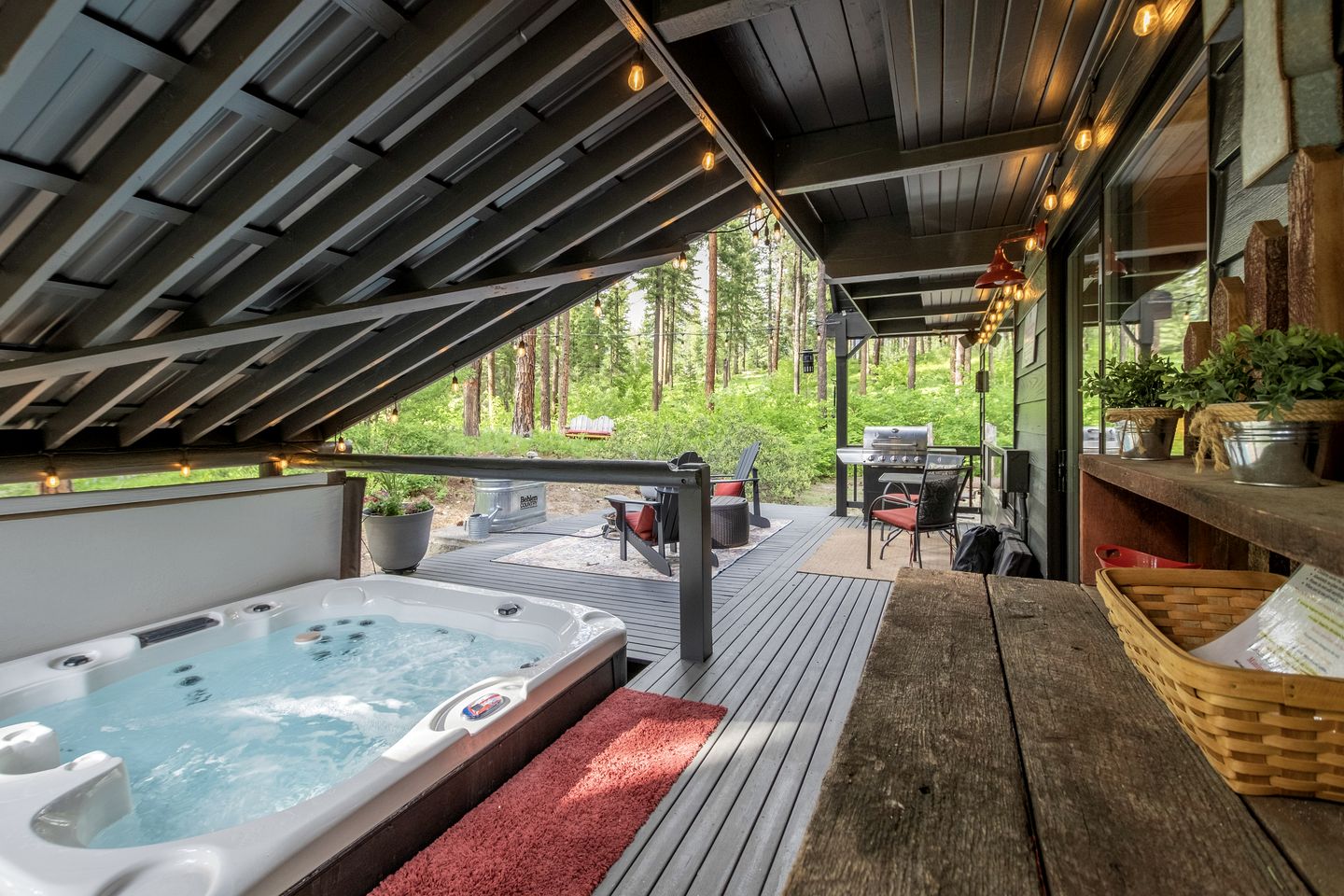 Spectacular Cabin with Amazing Living Outdoor and Indoor Areas in Washington