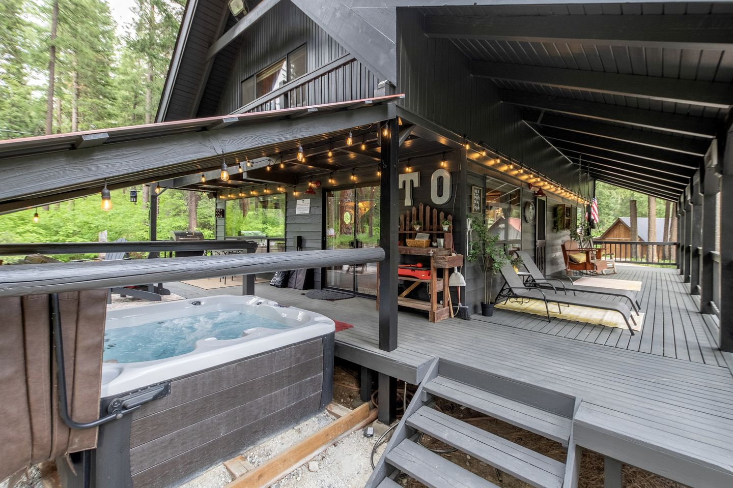 Spectacular Cabin with Amazing Living Outdoor and Indoor Areas in Washington