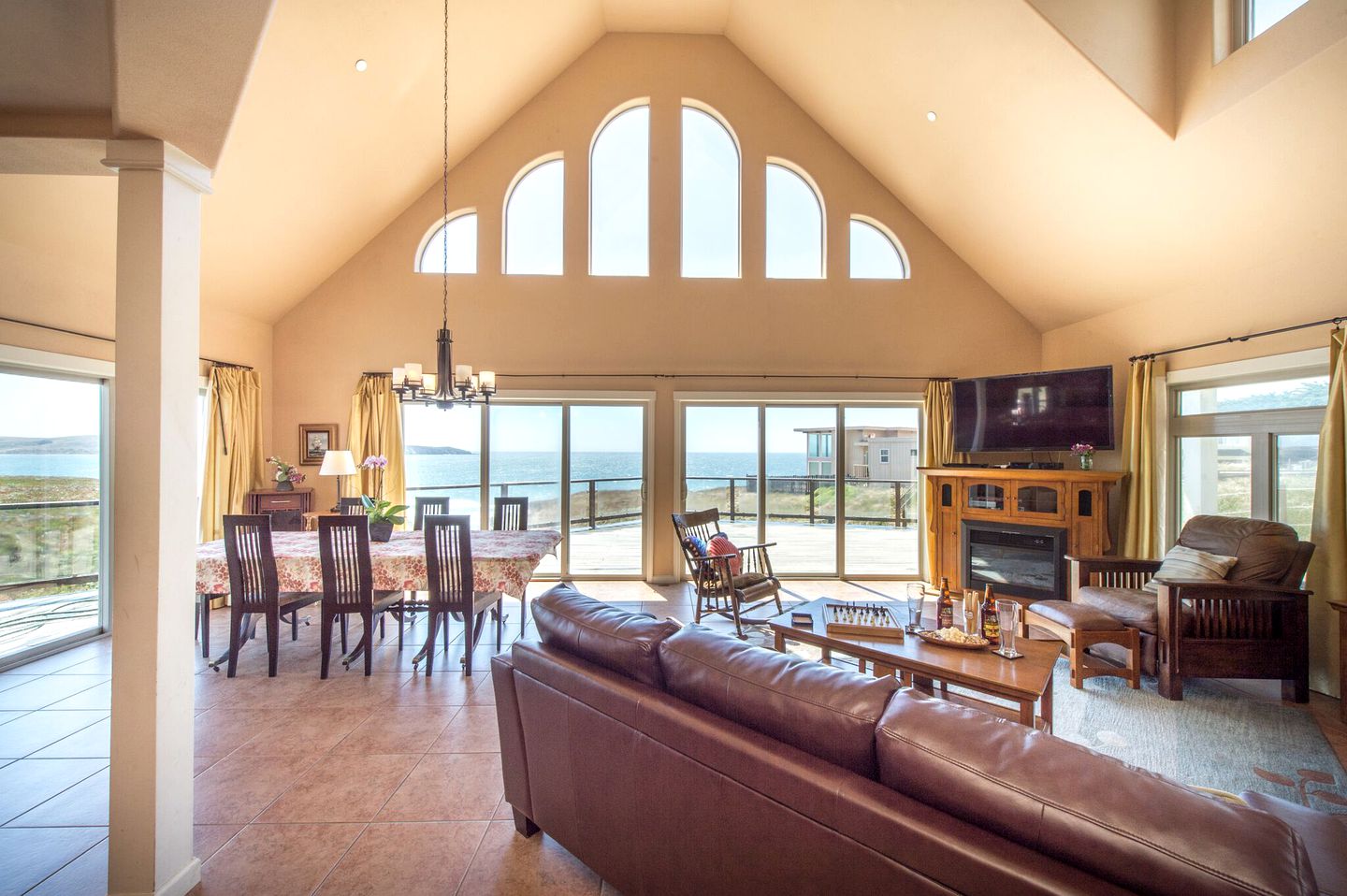 Family-Friendly Beach House Rental with Hot Tub for Glamping in Northern California