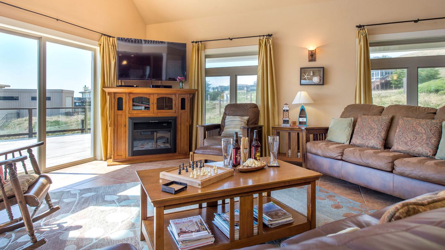 Family-Friendly Beach House Rental with Hot Tub for Glamping in Northern California