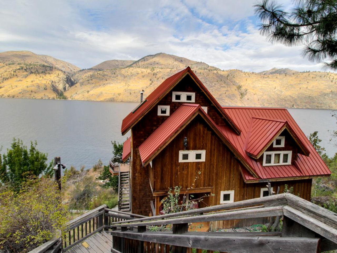 Spacious Cabin with Private Hot Tub on Lake Chelan, Washington