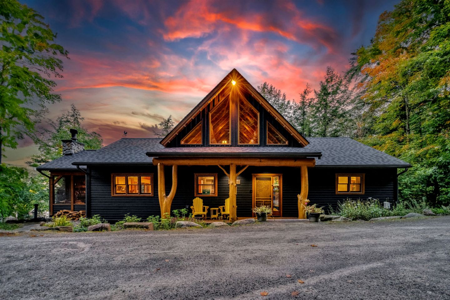 Gorgeous Lakefront Cabin with Fireplace in Huntsville, Ontario