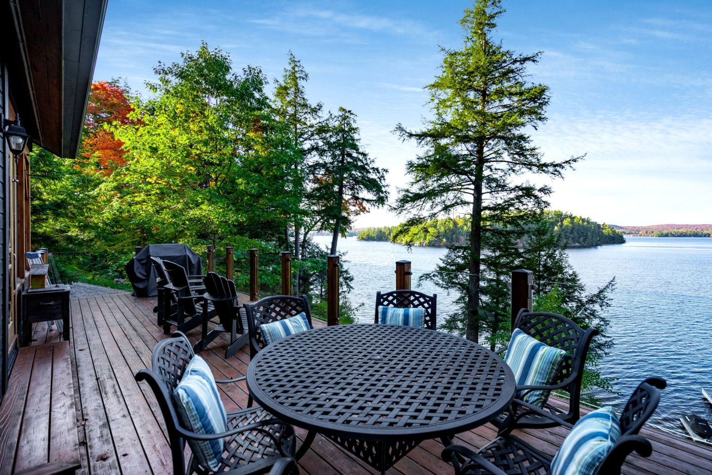 Gorgeous Lakefront Cabin with Fireplace in Huntsville, Ontario