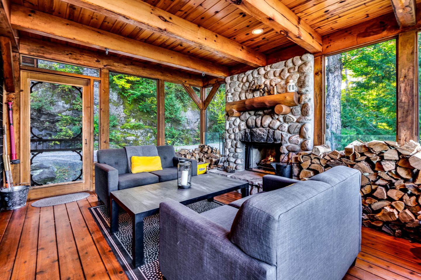 Gorgeous Lakefront Cabin with Fireplace in Huntsville, Ontario