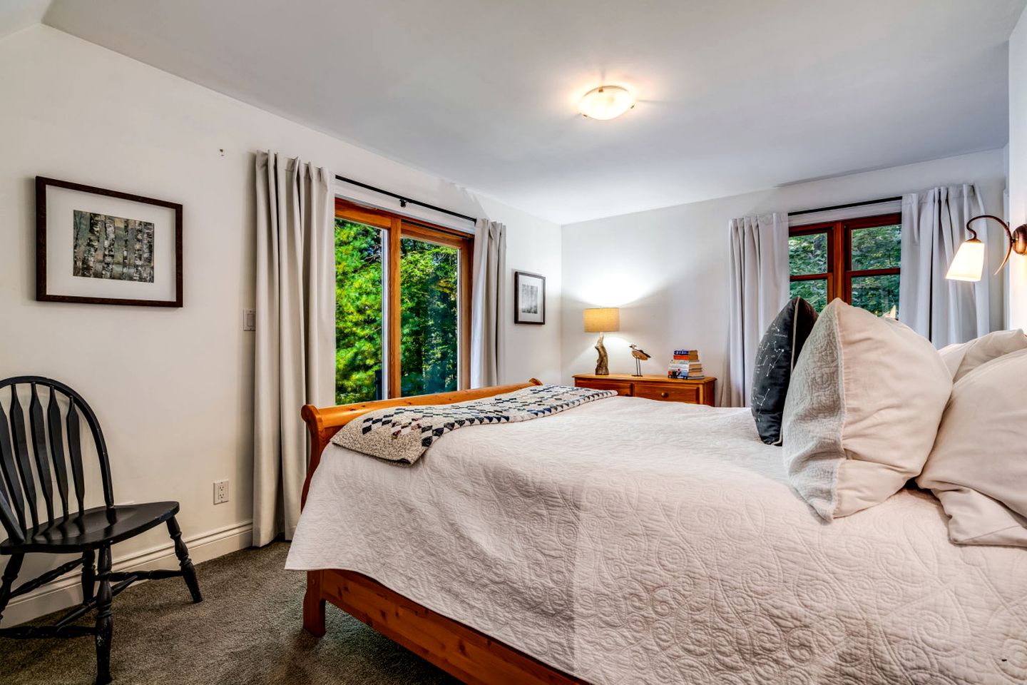 Gorgeous Lakefront Cabin with Fireplace in Huntsville, Ontario