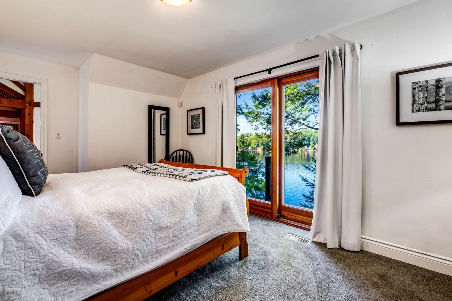 Gorgeous Lakefront Cabin with Fireplace in Huntsville, Ontario