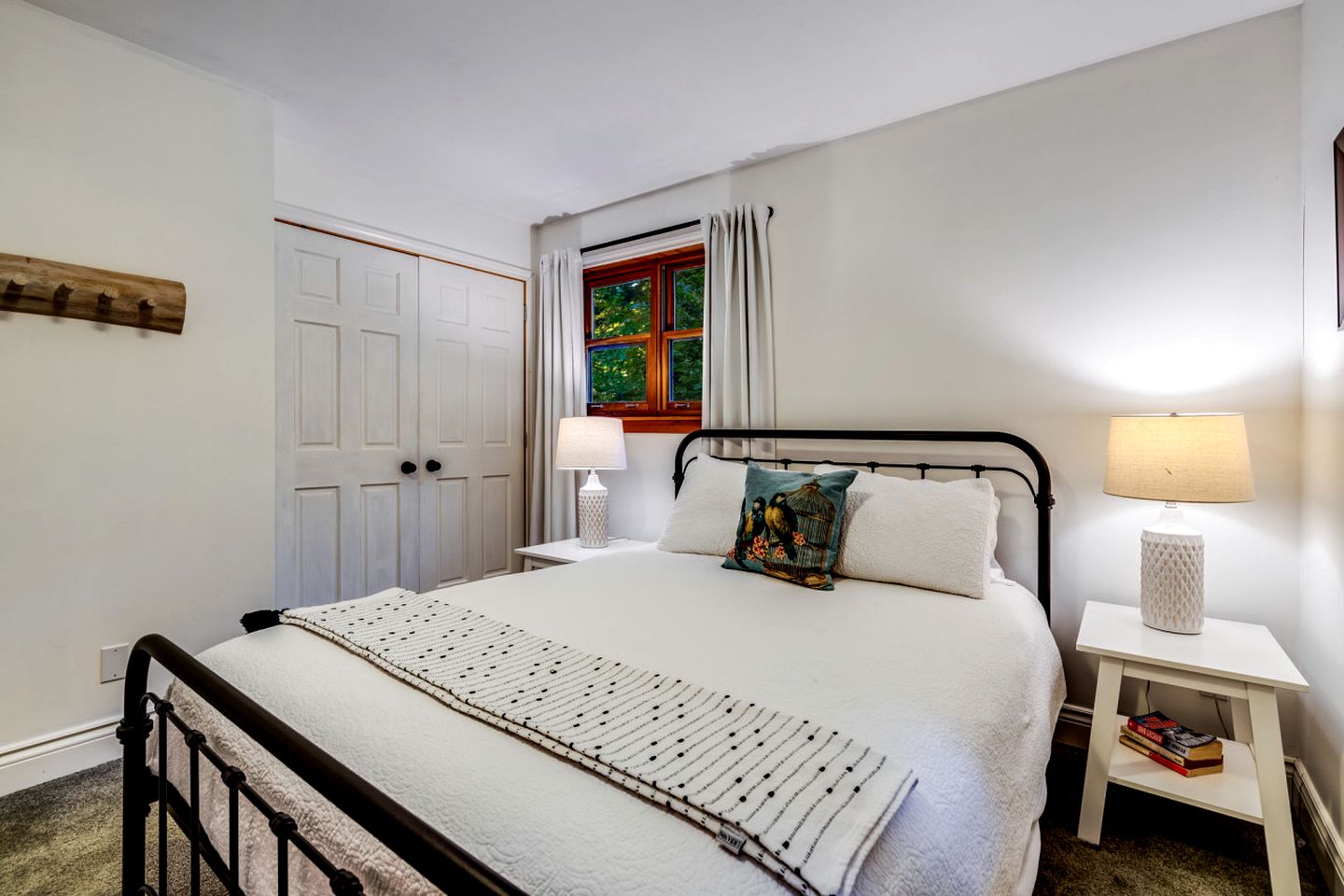 Gorgeous Lakefront Cabin with Fireplace in Huntsville, Ontario