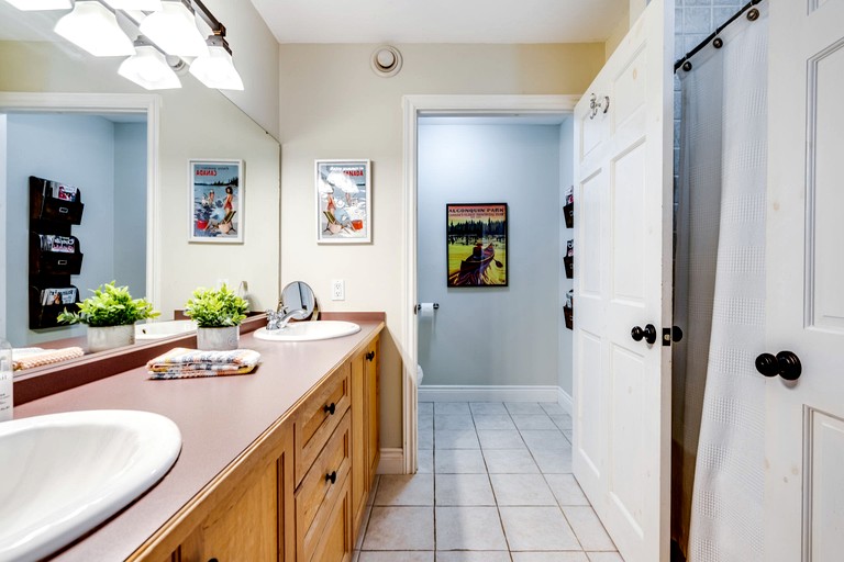 Cabins (Canada, Huntsville, Ontario)