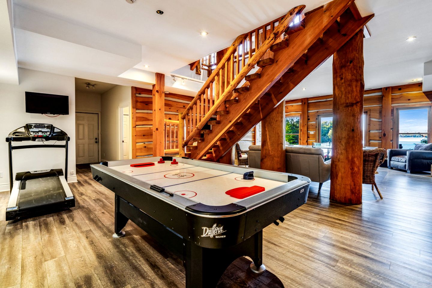 Gorgeous Lakefront Cabin with Fireplace in Huntsville, Ontario