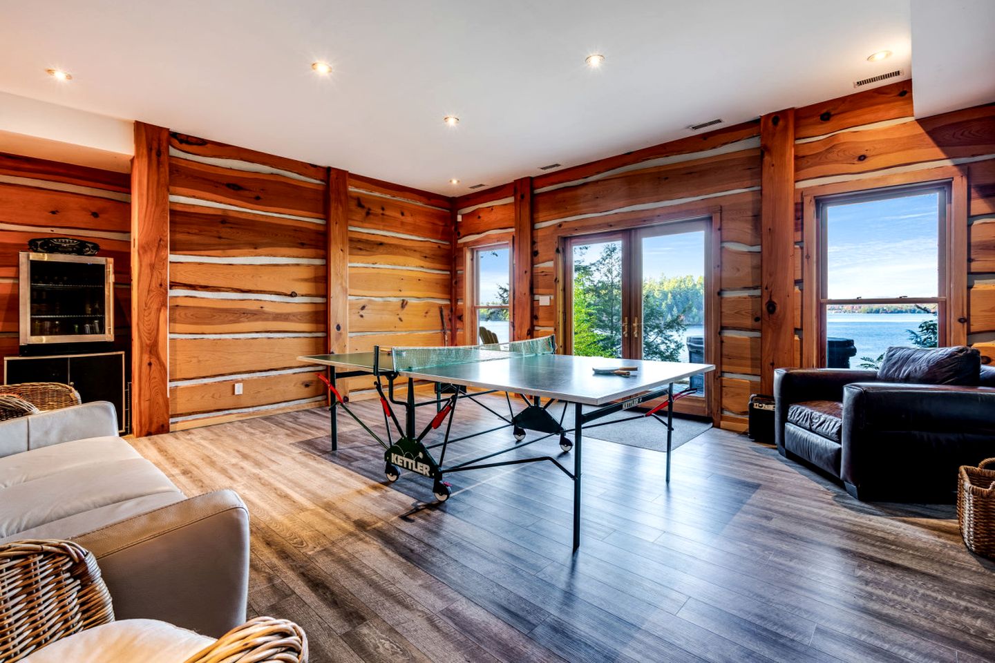 Gorgeous Lakefront Cabin with Fireplace in Huntsville, Ontario