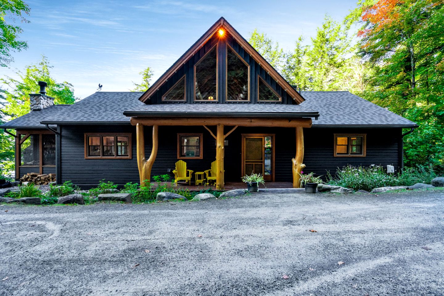 Gorgeous Lakefront Cabin with Fireplace in Huntsville, Ontario