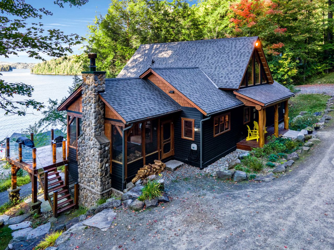 Gorgeous Lakefront Cabin with Fireplace in Huntsville, Ontario