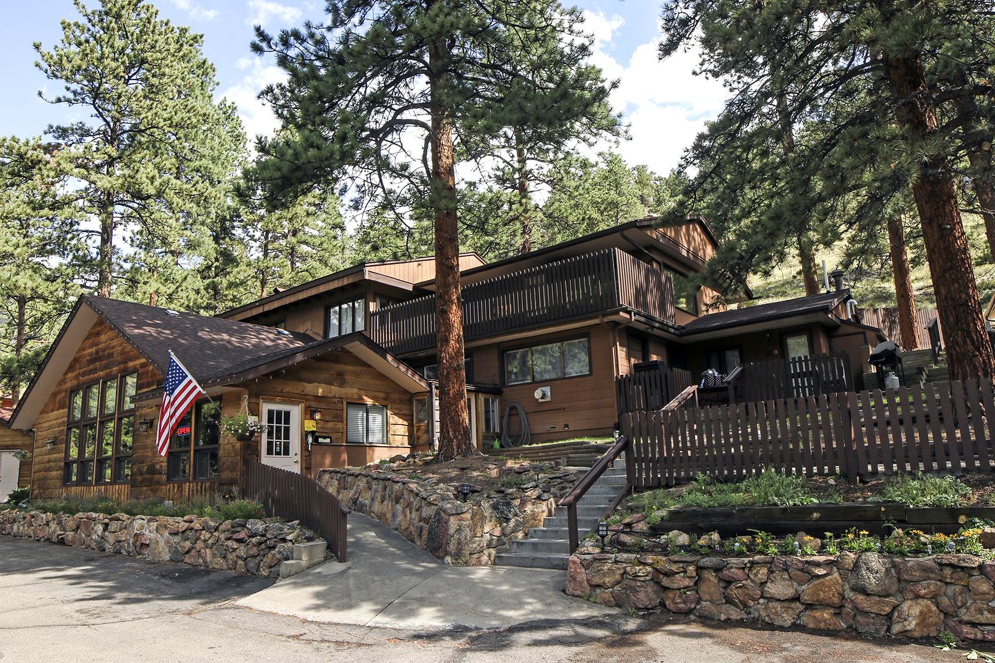 Pet-Friendly Cozy Cabin Escape in the Rocky Mountains National Park, Colorado