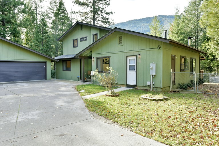 Charming Woodland Hideaway with Fireplace and Adventure Nearby in Dunsmuir, California