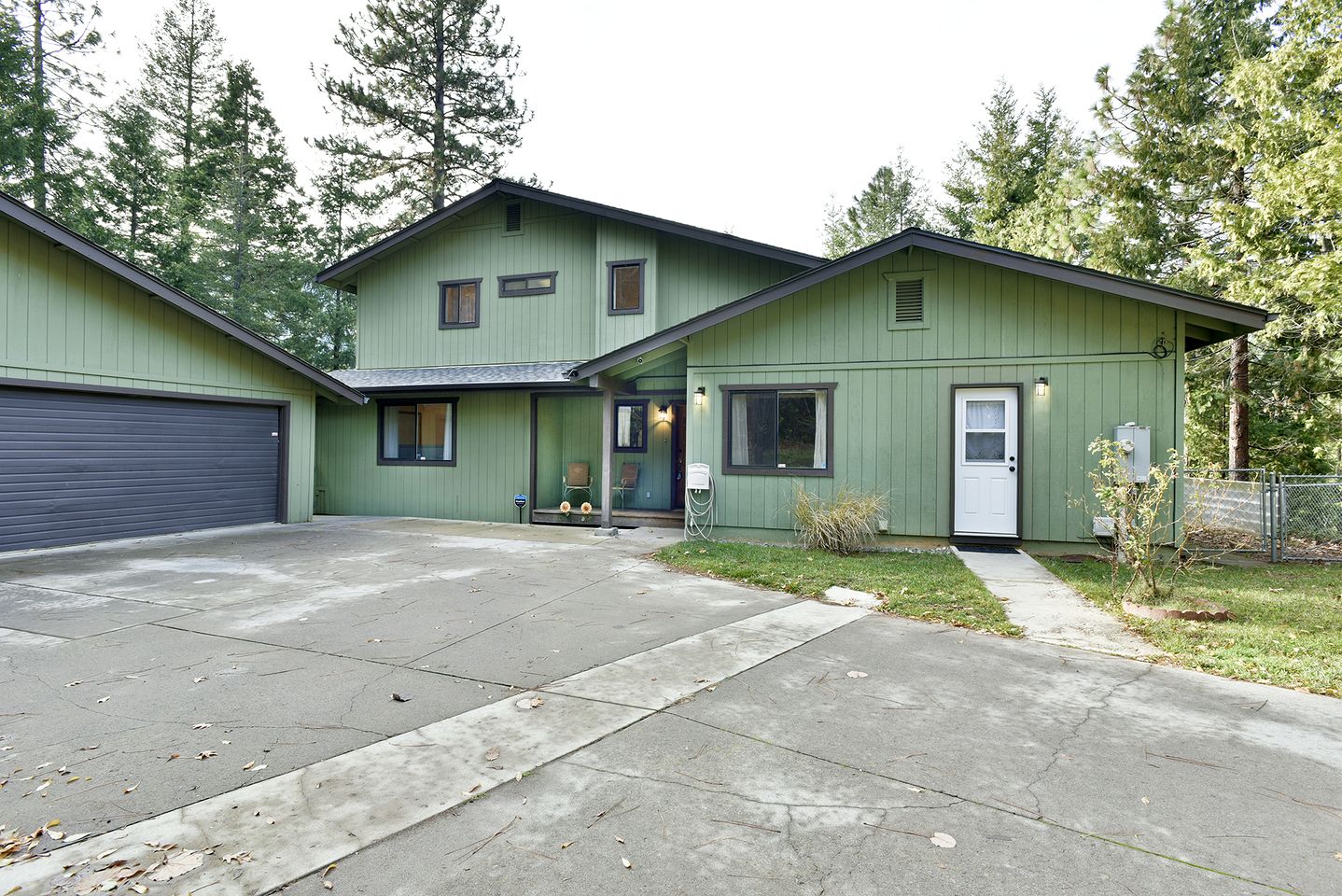 Charming Woodland Hideaway with Fireplace and Adventure Nearby in Dunsmuir, California