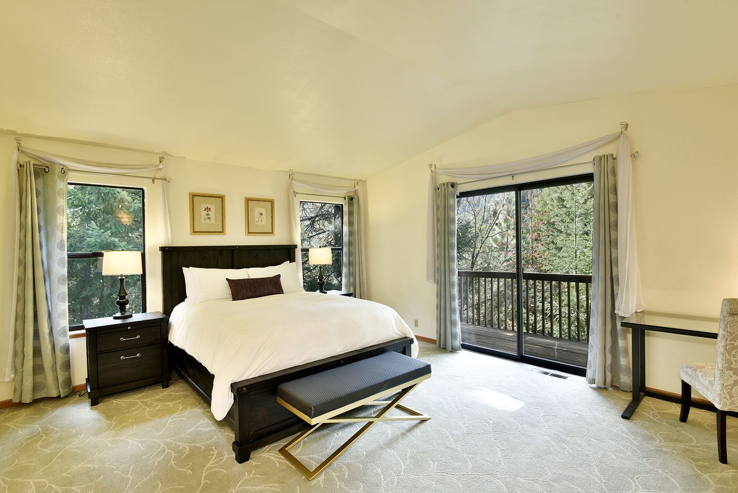 Charming Woodland Hideaway with Fireplace and Adventure Nearby in Dunsmuir, California