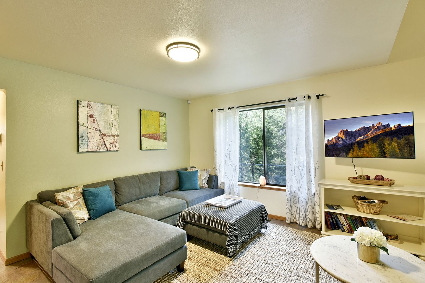 Charming Woodland Hideaway with Fireplace and Adventure Nearby in Dunsmuir, California