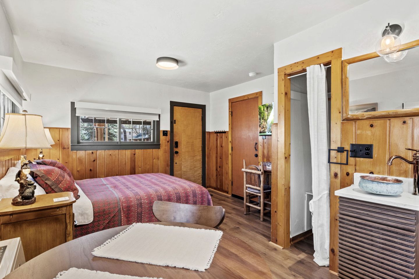 Trailside Cabin Escape with Stunning Views and Easy Adventure Access in Colorado Springs, Colorado