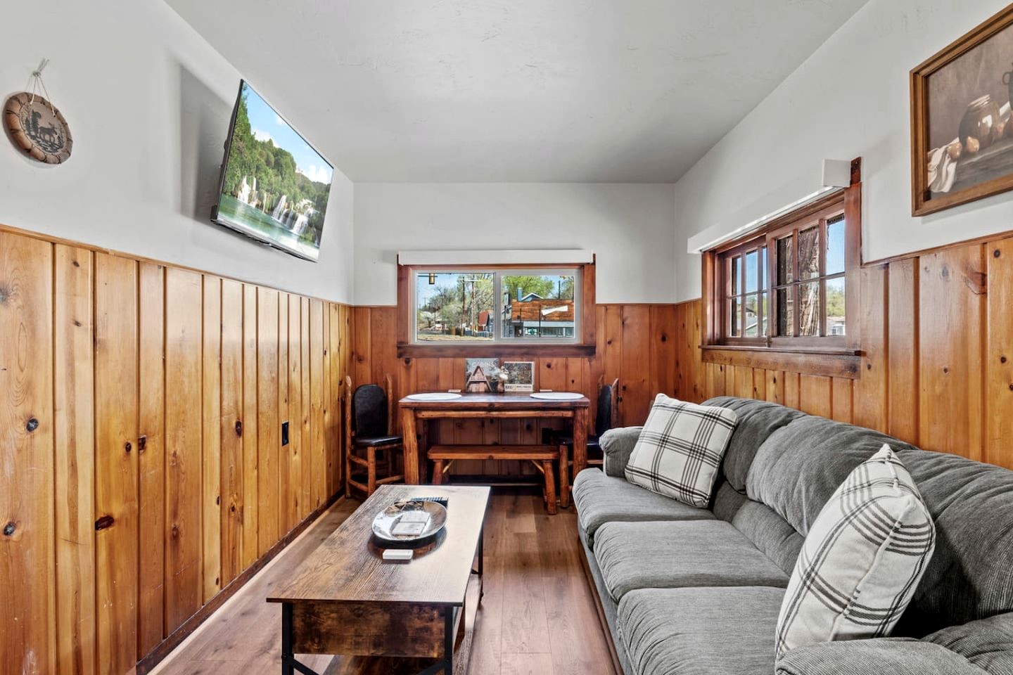 Relaxing Mountain Cabins with Pet-Friendly Amenities near Garden of the Gods in Colorado Springs, Colorado