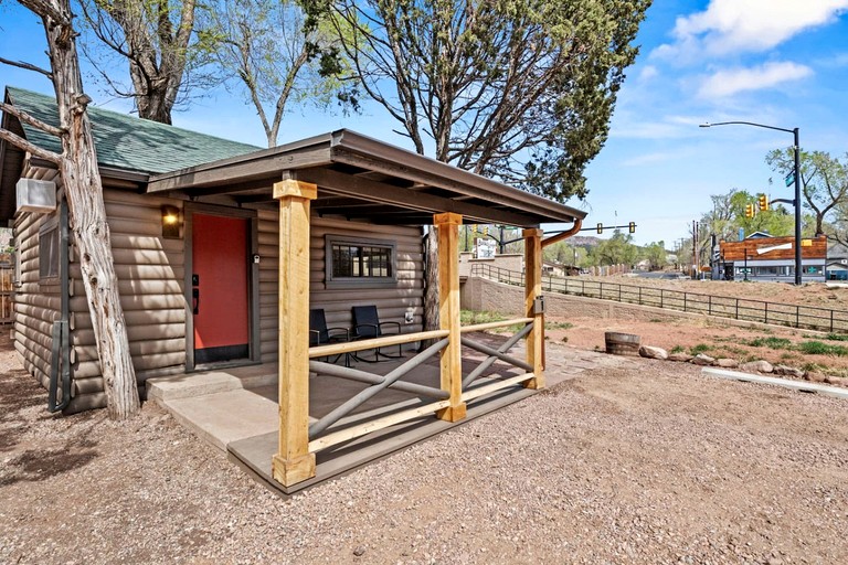 Relaxing Mountain Cabins with Pet-Friendly Amenities near Garden of the Gods in Colorado Springs, Colorado