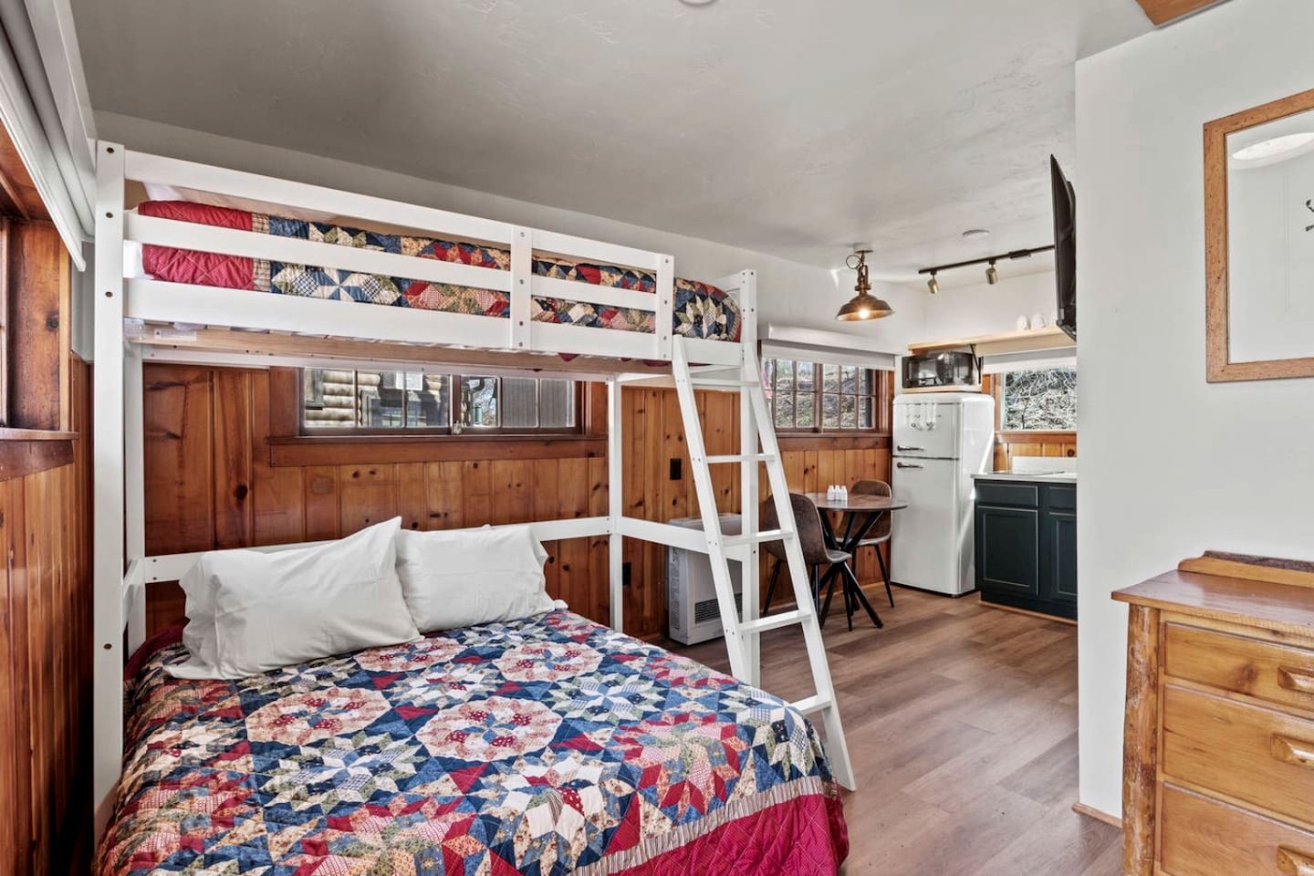 Scenic Mountain Cabins with Pet-Friendly Features near Garden of the Gods in Colorado Springs, Colorado