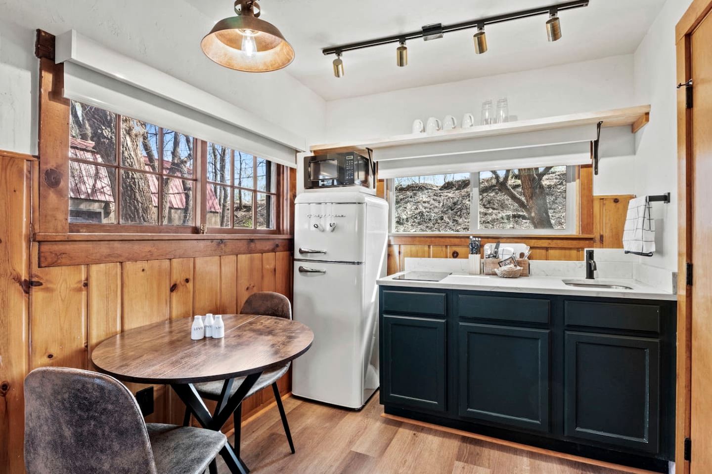 Scenic Mountain Cabins with Pet-Friendly Features near Garden of the Gods in Colorado Springs, Colorado