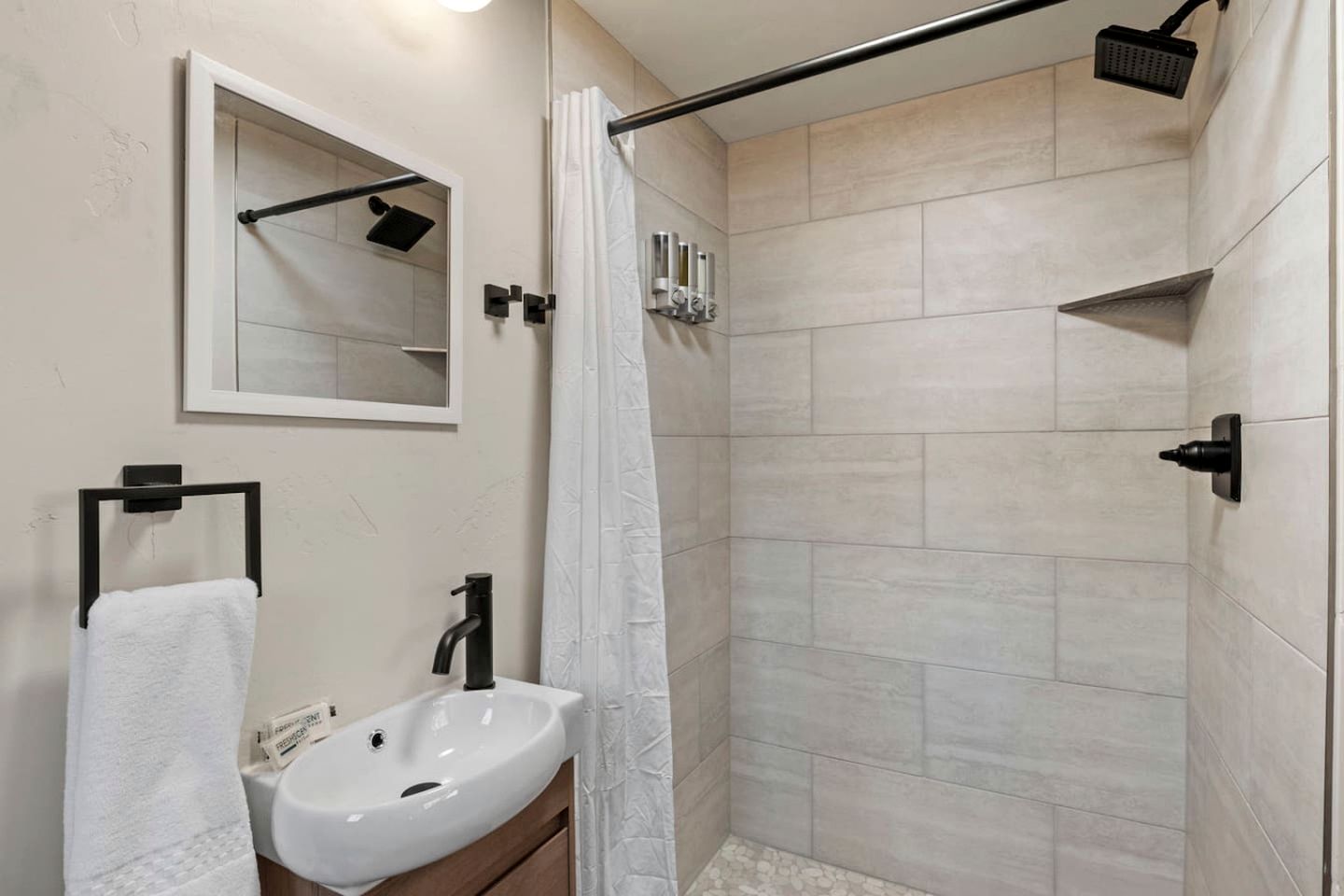 Scenic Mountain Cabins with Pet-Friendly Features near Garden of the Gods in Colorado Springs, Colorado