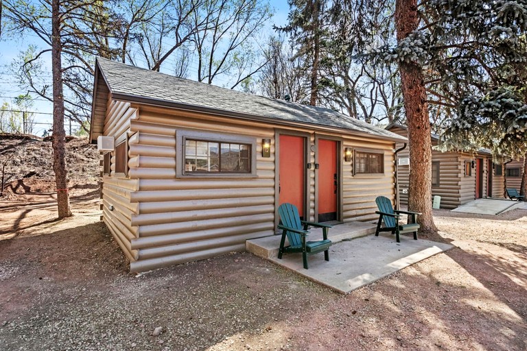 Scenic Mountain Cabins with Pet-Friendly Features near Garden of the Gods in Colorado Springs, Colorado