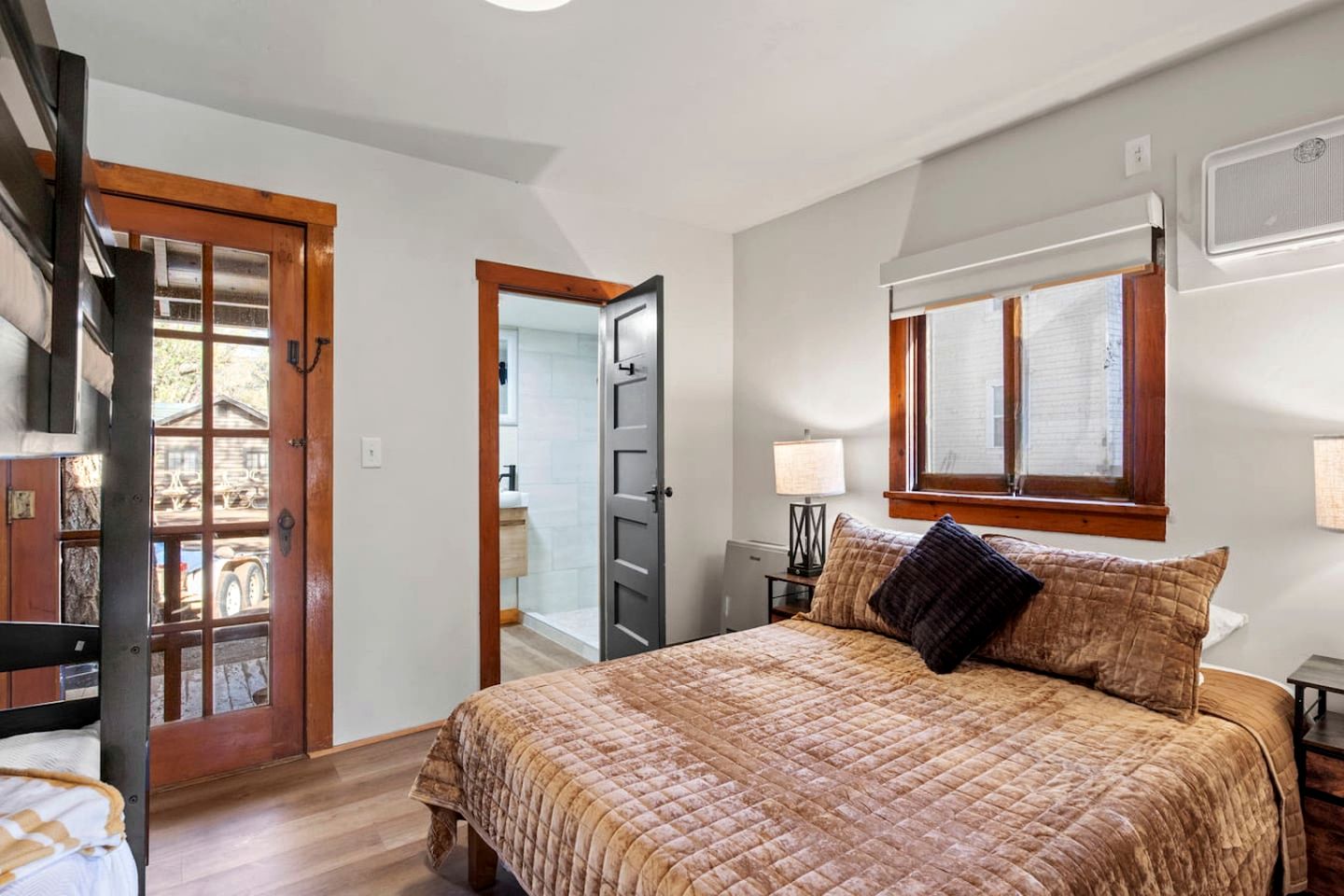 Cozy Modern Cabins with Mountain Views near Garden of the Gods in Colorado Springs, Colorado