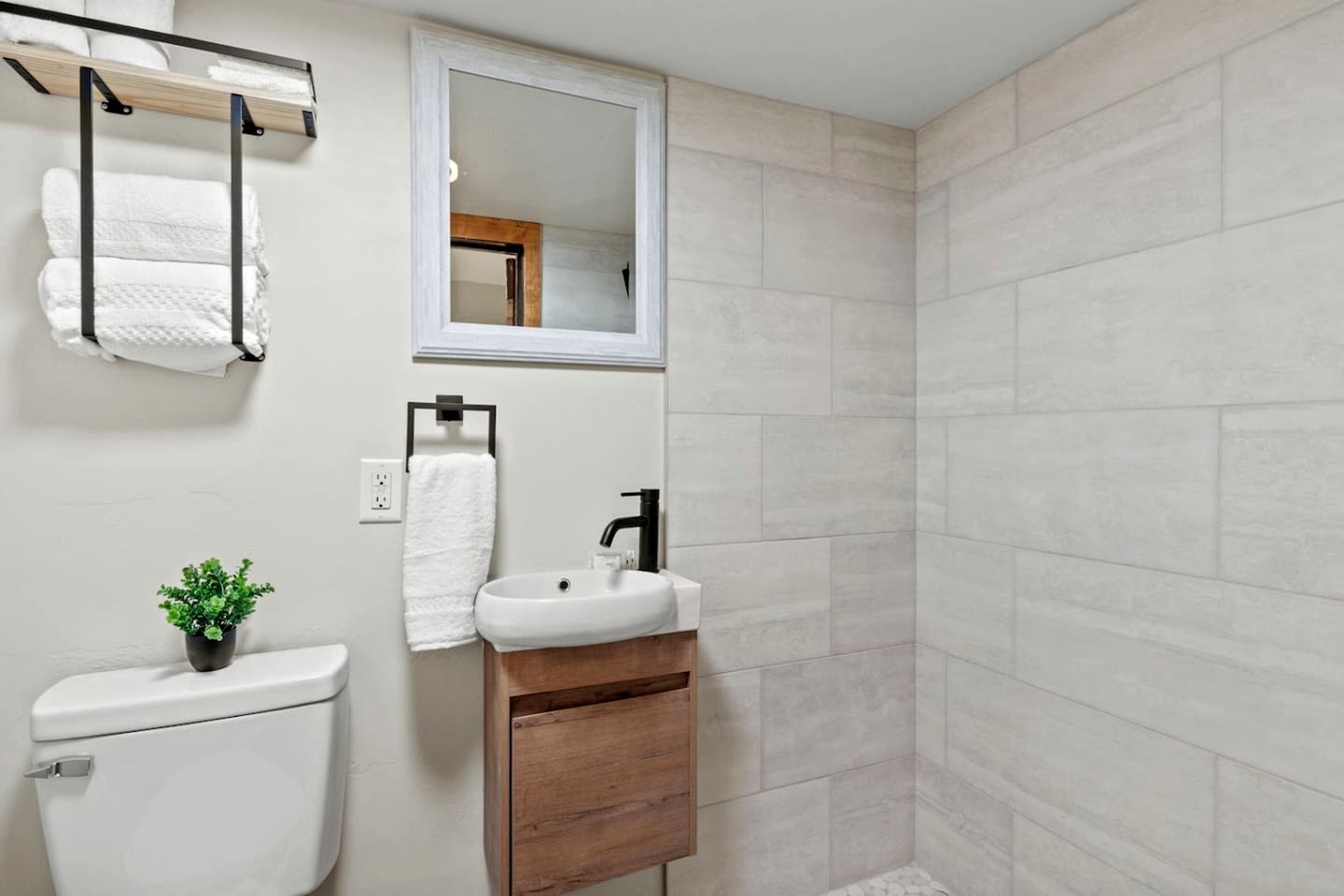 Cozy Modern Cabins with Mountain Views near Garden of the Gods in Colorado Springs, Colorado